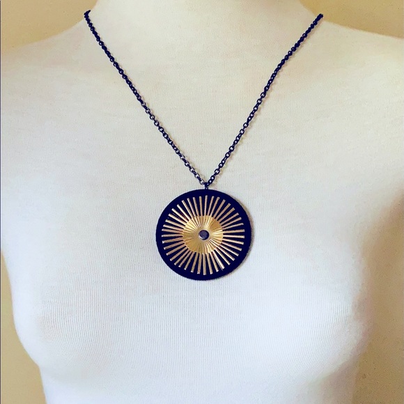 NWT handcrafted perspex pendant with gold spoke stamping on black chain - Picture 6 of 6
